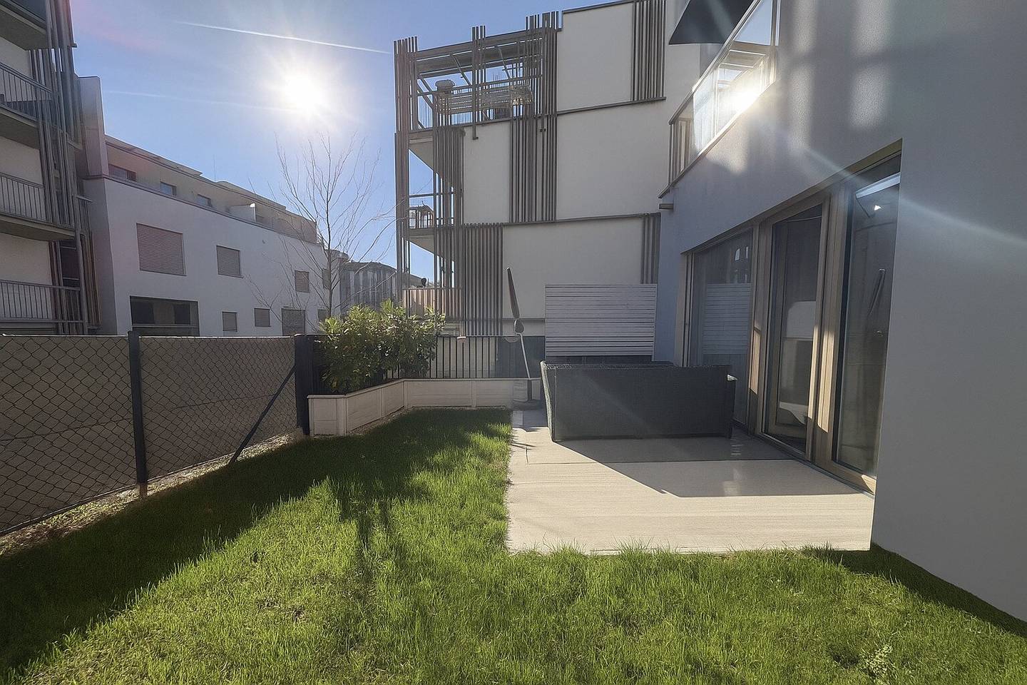 Wohnung mit Eigengarten und Klimaanlage