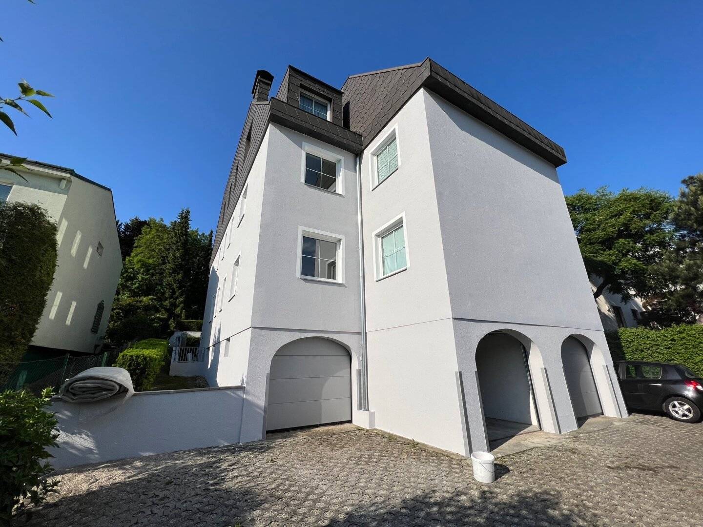 Family house with 3 residential units and private garden