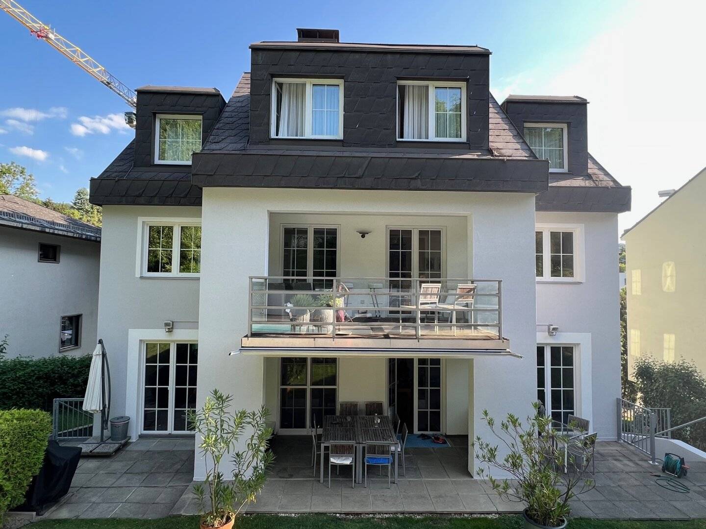 Family house with 3 residential units and private garden