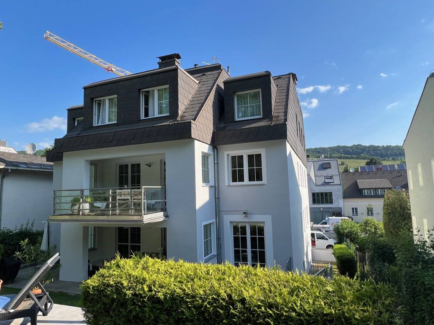 Family house with 3 residential units and private garden