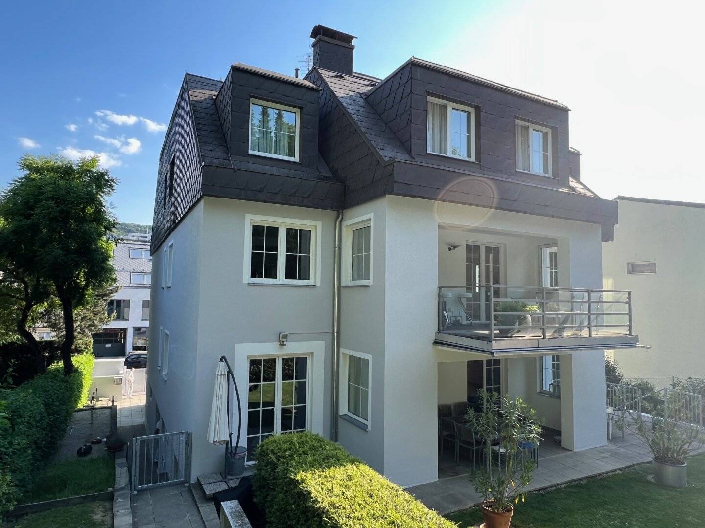 Family house with 3 residential units and private garden