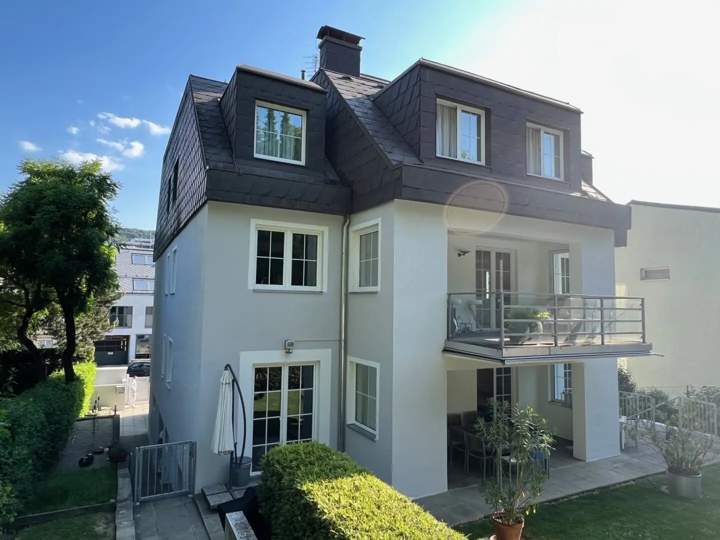 Family house with 3 residential units and private garden