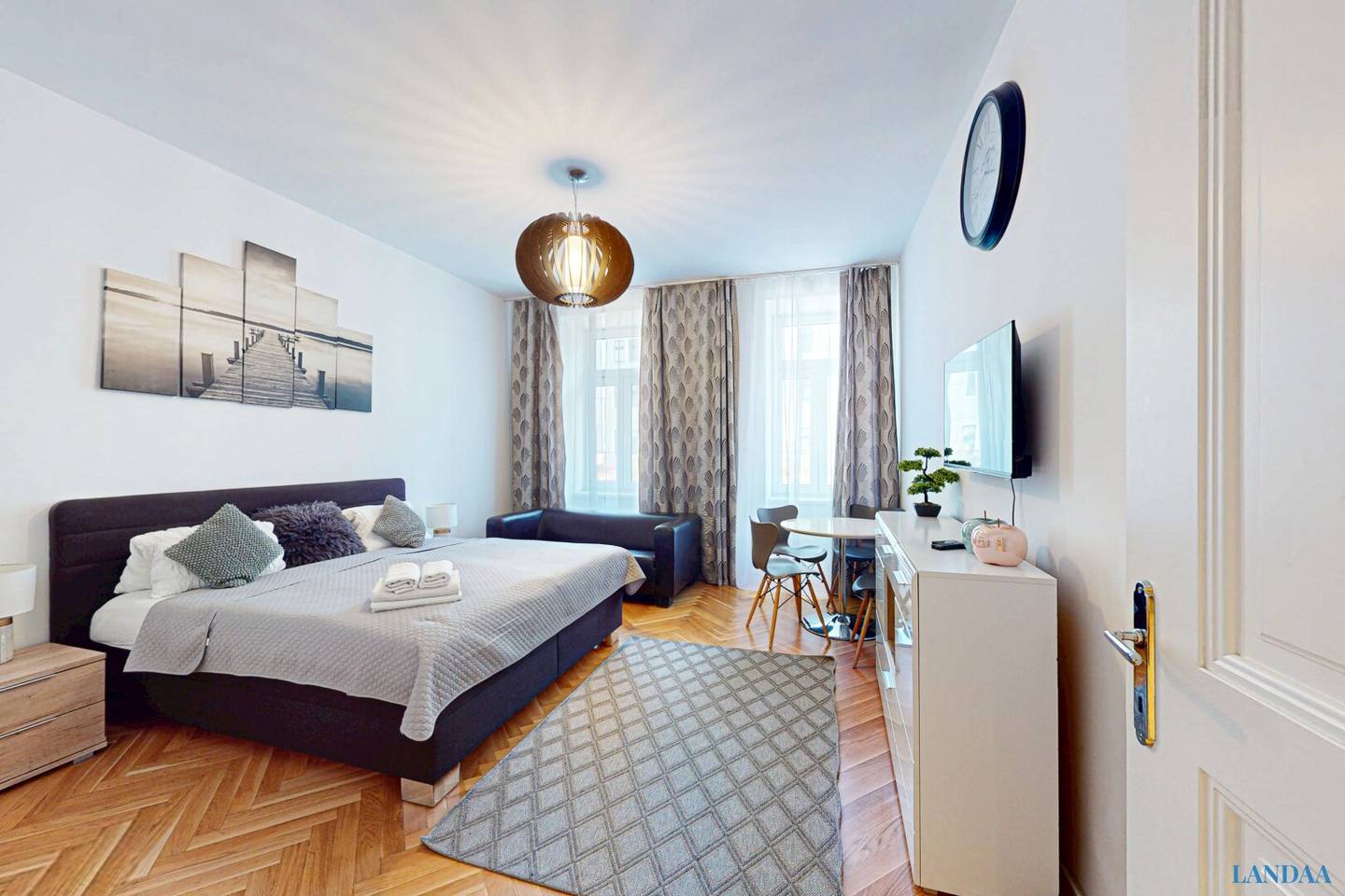 Old building flat renovated balcony Brigittenau