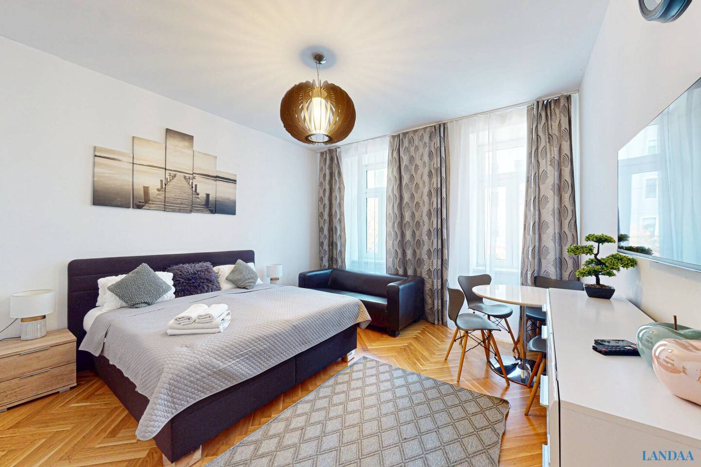 Old building flat renovated balcony Brigittenau