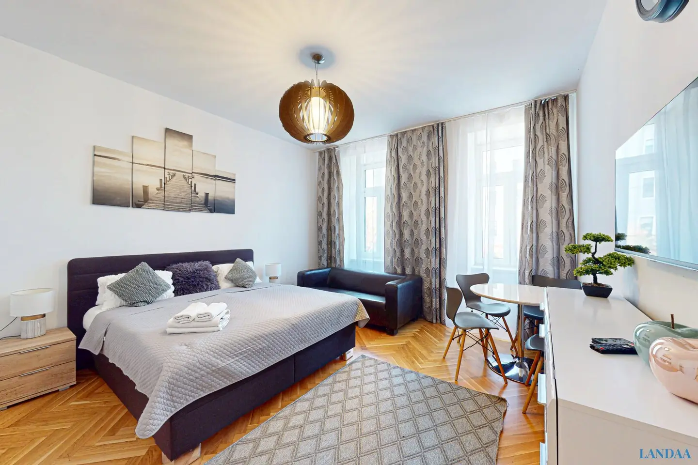 Old building flat renovated balcony Brigittenau