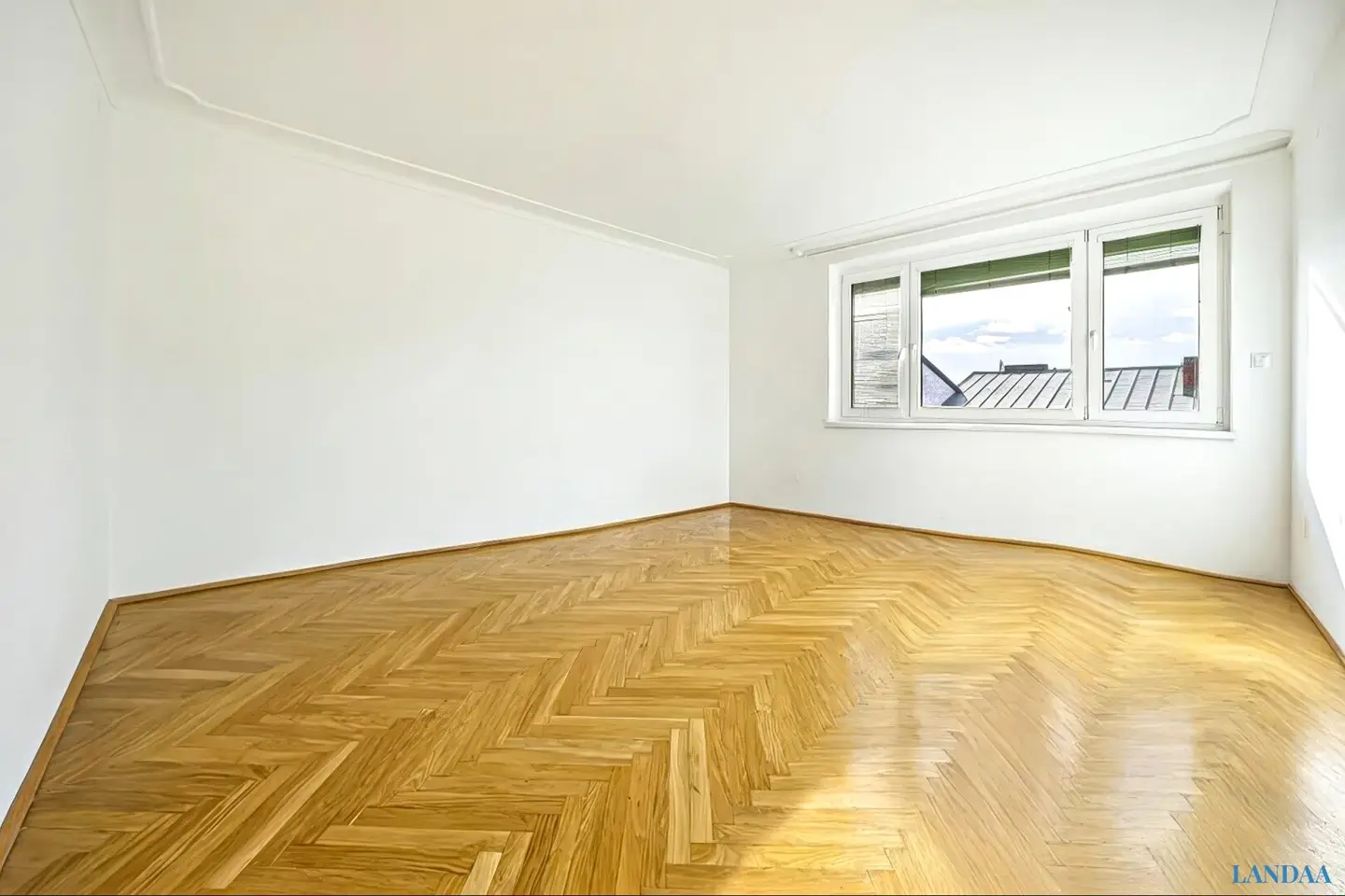 Bright apartment in a quiet location with good transport links