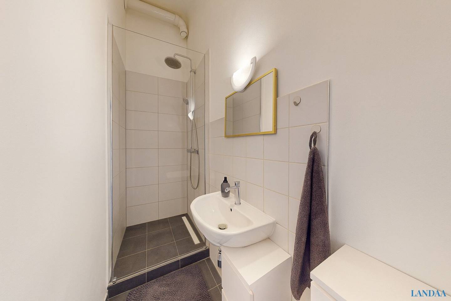 Investor apartment old building lift tenanted