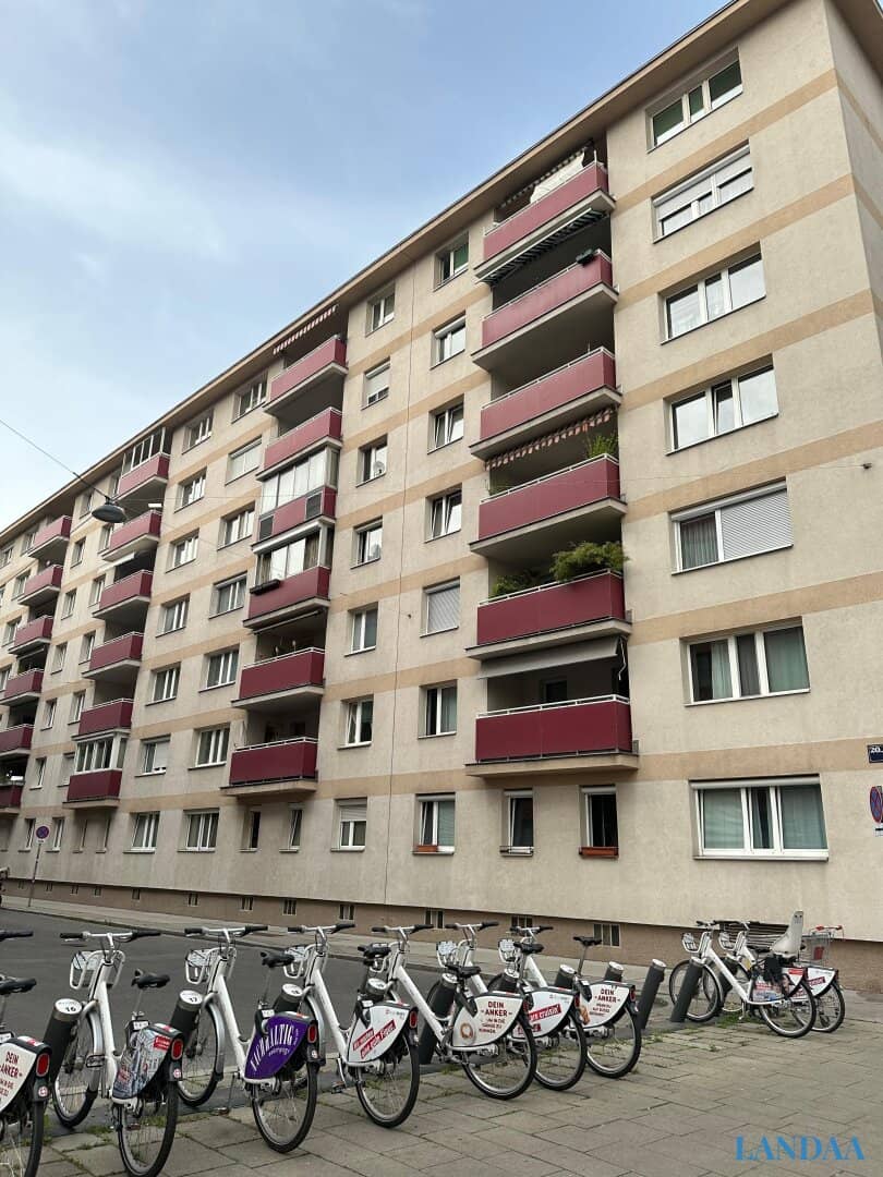 Apartment balcony elevator near Milleniumcity