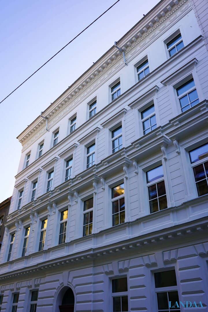 Sleeping gallery apartment in renovated building