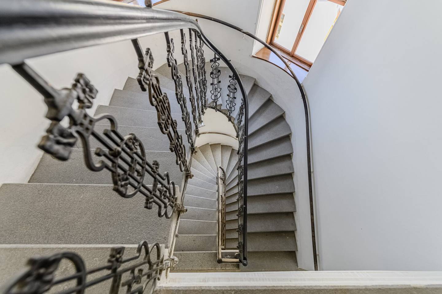 Wohnung Altbau mit Aufzugspotenzial nahe U6