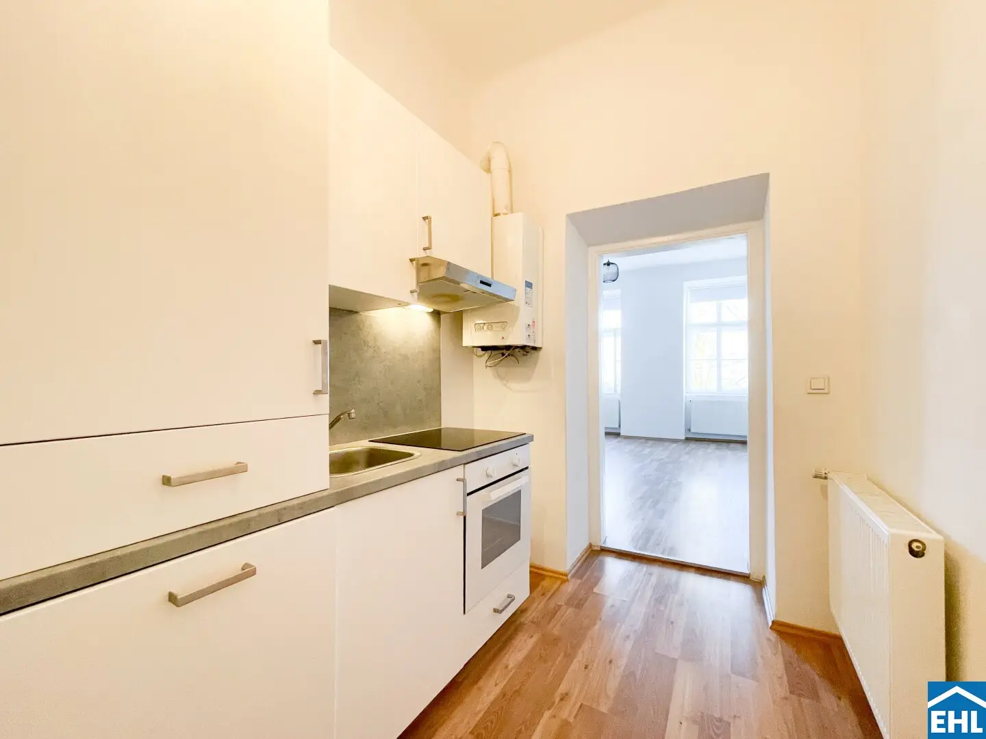 Old building apartment in a quiet courtyard location near the U3