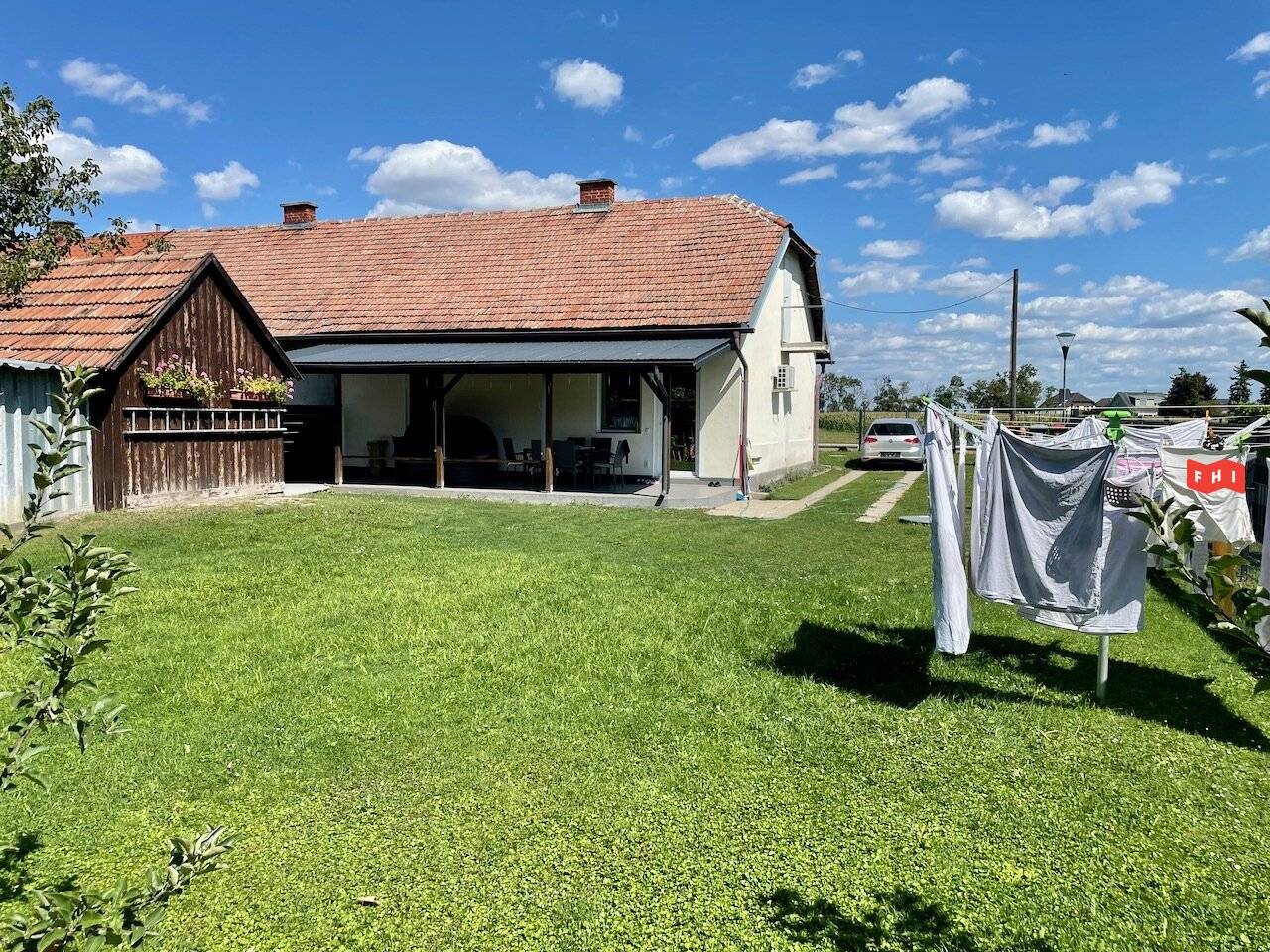 Renovated 3-room house with covered terrace, 2 parking spaces &amp; air conditioning near Vienna city border/Groß Enzersdorf