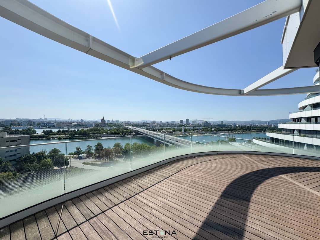 Lichtdurchflutete Dachgeschosswohnung mit Panoramablick auf die Donauinsel