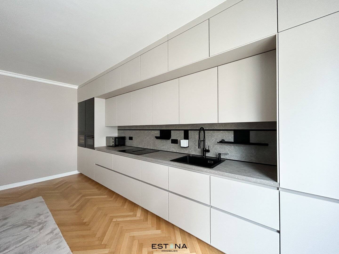 Apartment on the fourth floor with lift near Belvedere newly renovated and private parking in the inner courtyard
