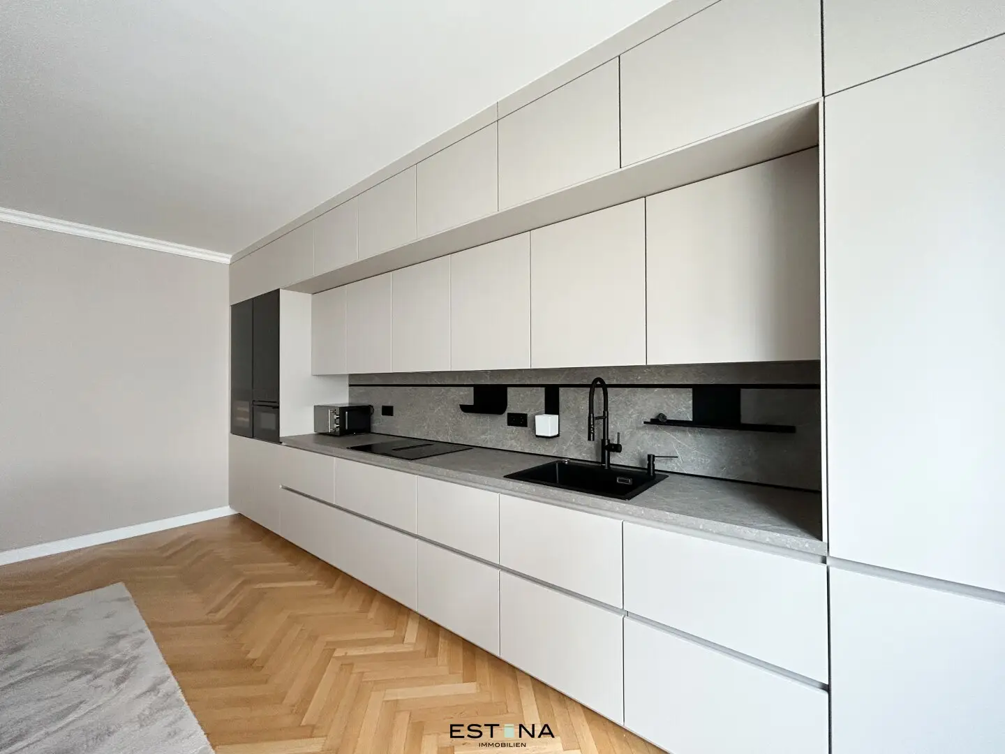 Apartment on the fourth floor with lift near Belvedere newly renovated and private parking in the inner courtyard