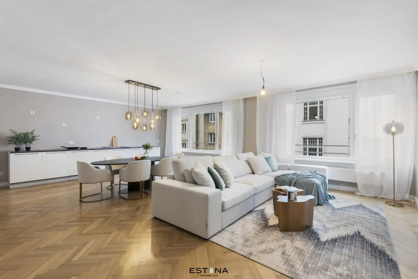 Apartment on the fourth floor with lift near Belvedere newly renovated and private parking in the inner courtyard