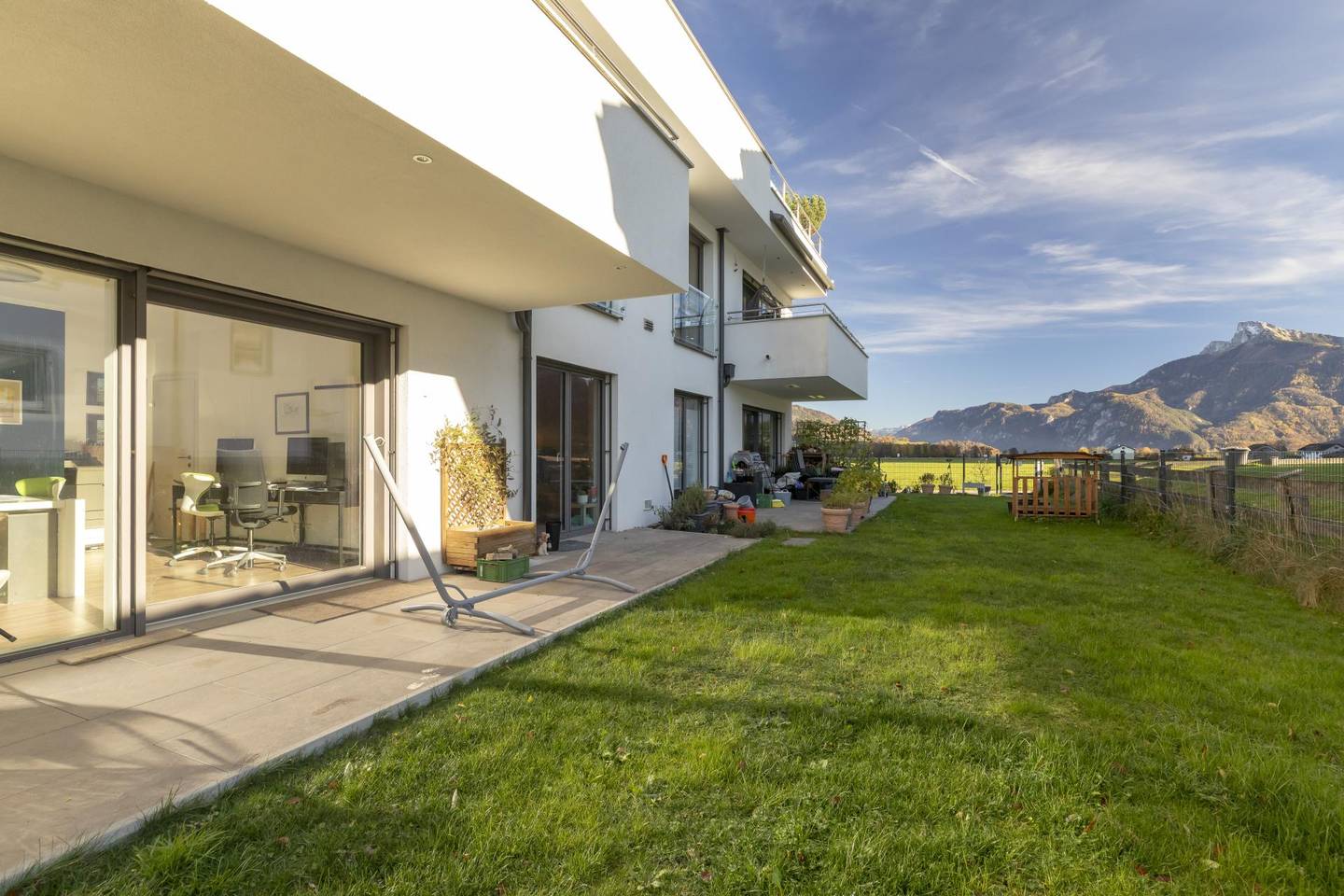 Ground floor flat with garden and mountain view