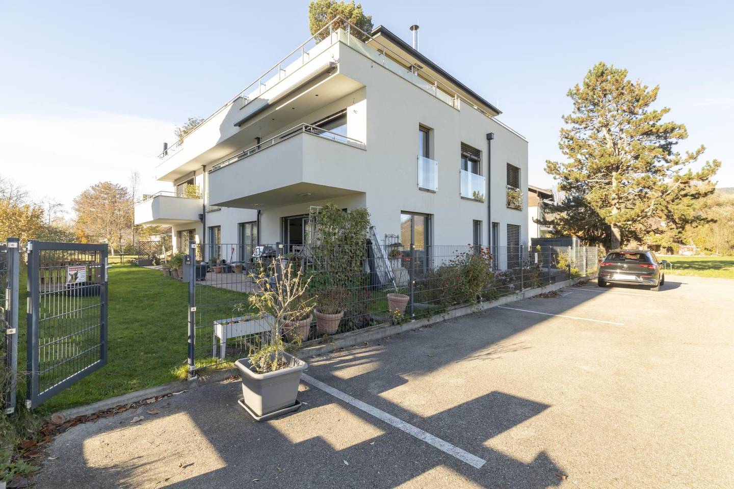 Ground floor flat with garden and mountain view