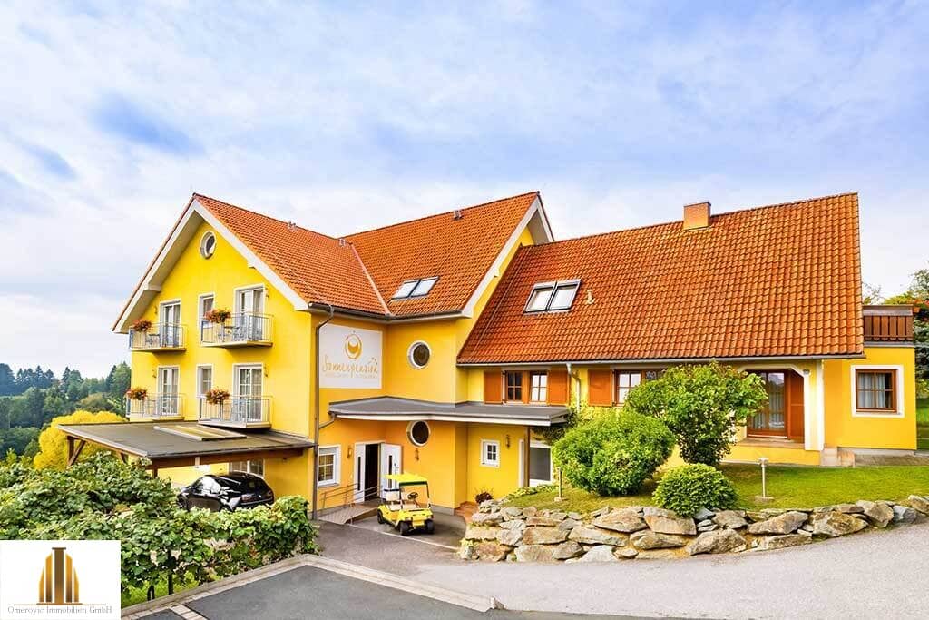 Top Pension mit großer Liegenschaft und dazu ein Vierkanthof in Thermenregion neben Golfplatz!