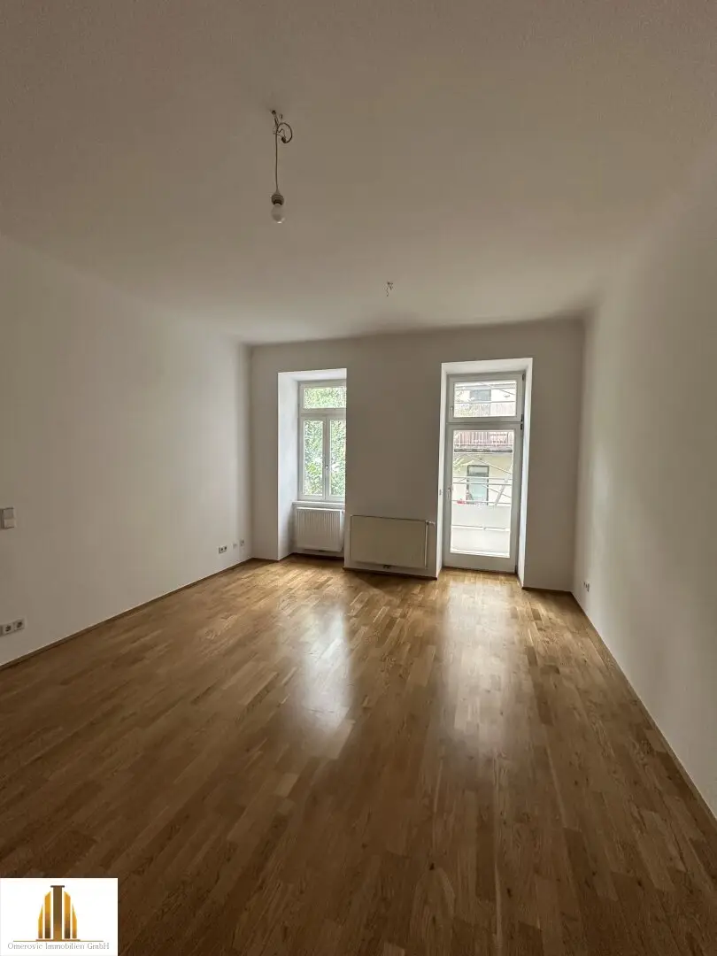 Old building apartment with garden top location