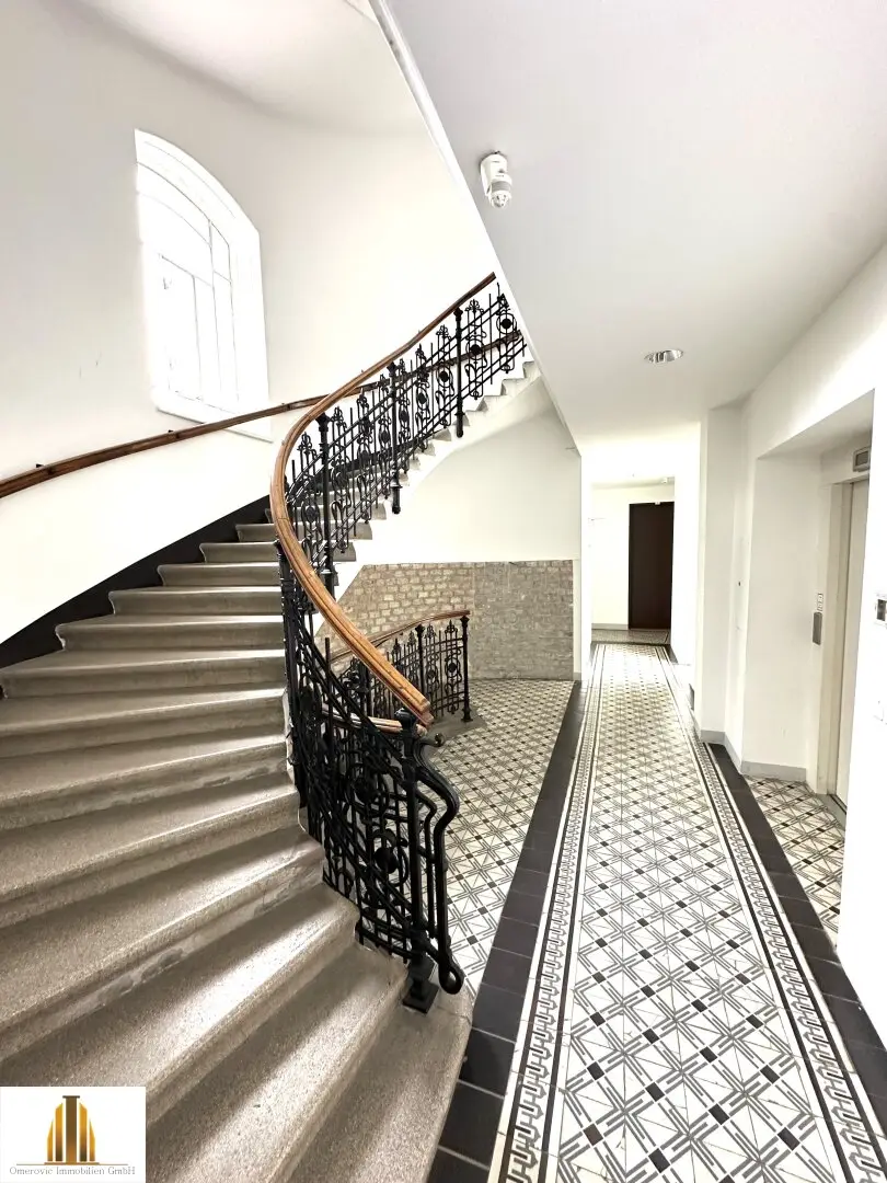Old building apartment with garden top location