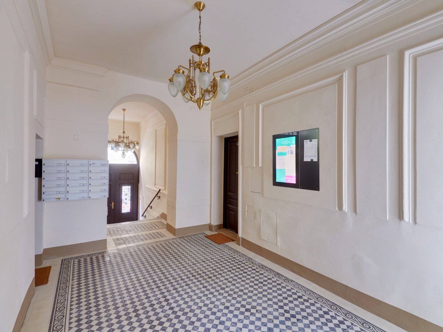 Stylish and spacious 3-4 room period apartment with balcony near Währinger Straße