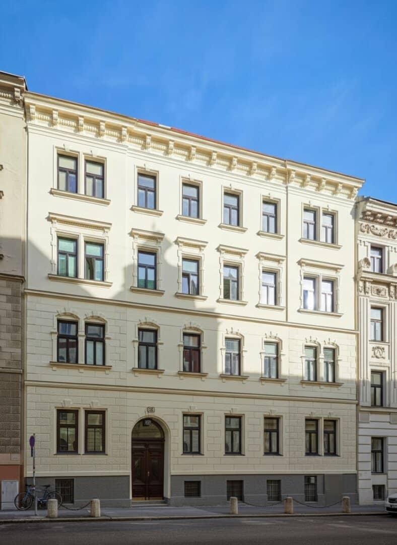 Stylish and spacious 3-4 room period apartment with balcony near Währinger Straße