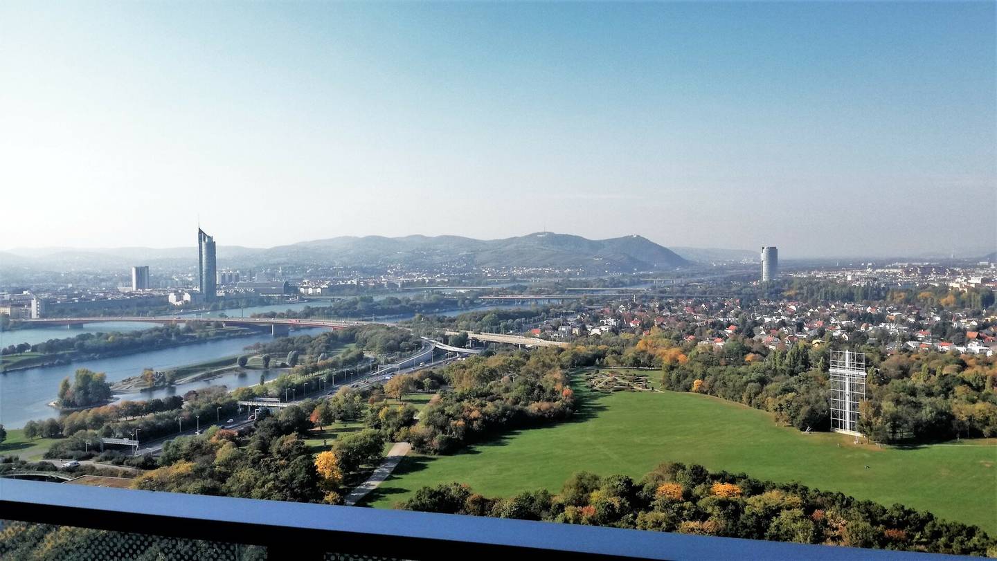 Donauparkblick! Spacious studio apartment on a higher floor for short or long term rent!