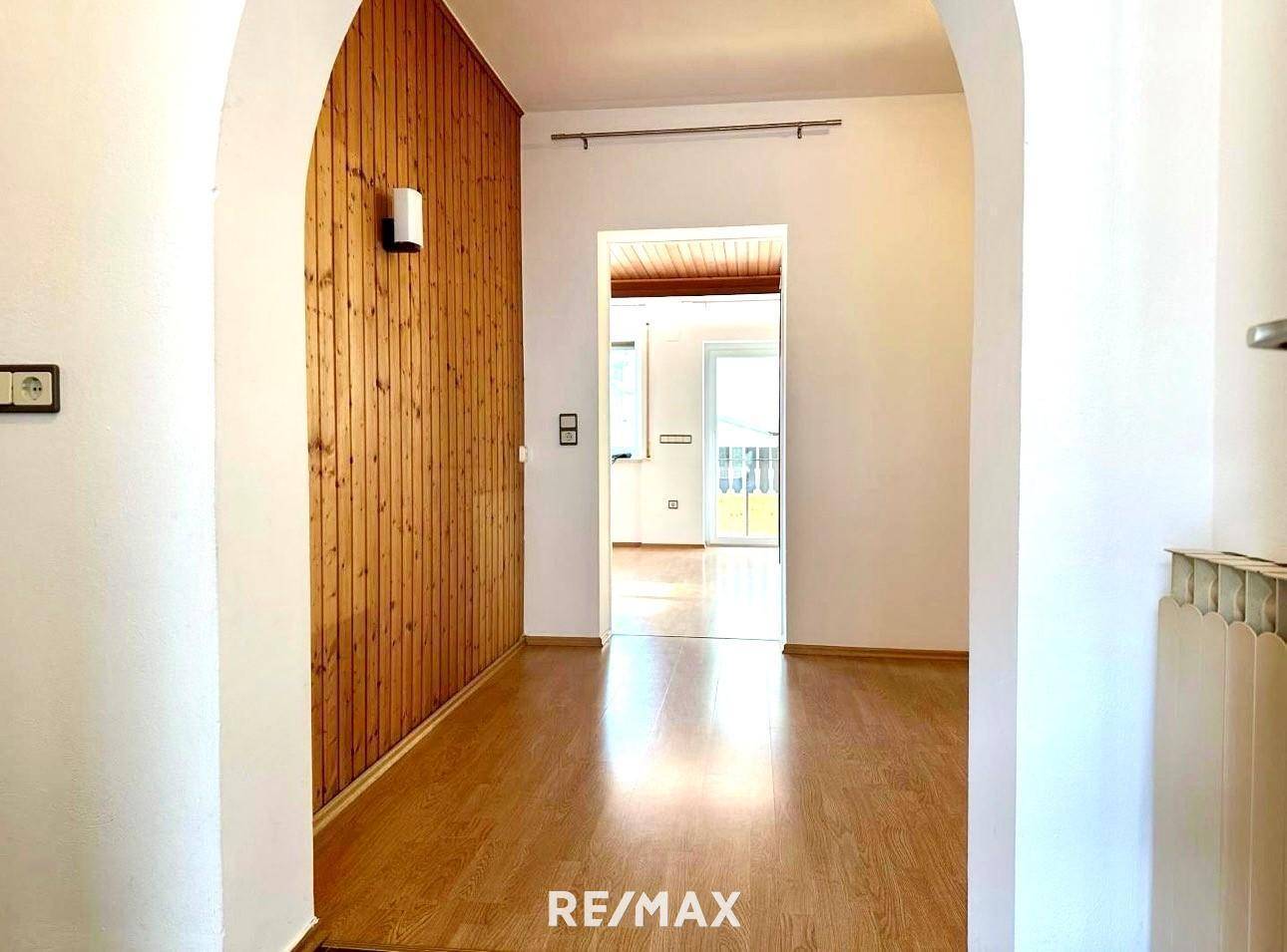 Bright and spacious apartment with an expanded basement