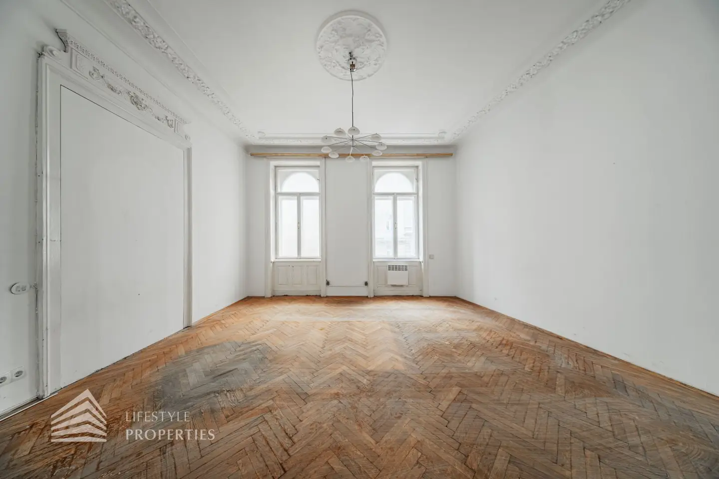 Old building apartment with grand salon Erker lift