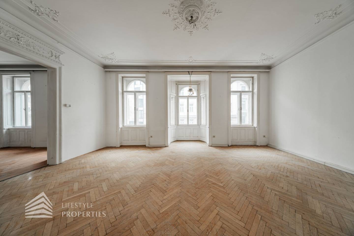 Wohnung Altbau großer Salon Erker Lift