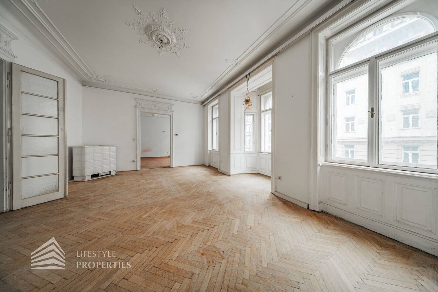 Wohnung Altbau großer Salon Erker Lift