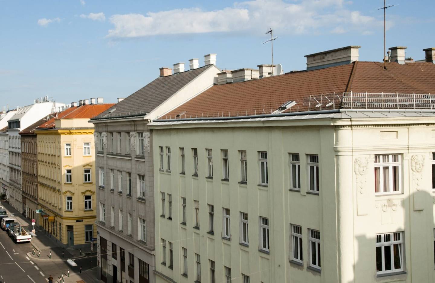 Apartment with approved roof attic near U3 Johnstraße