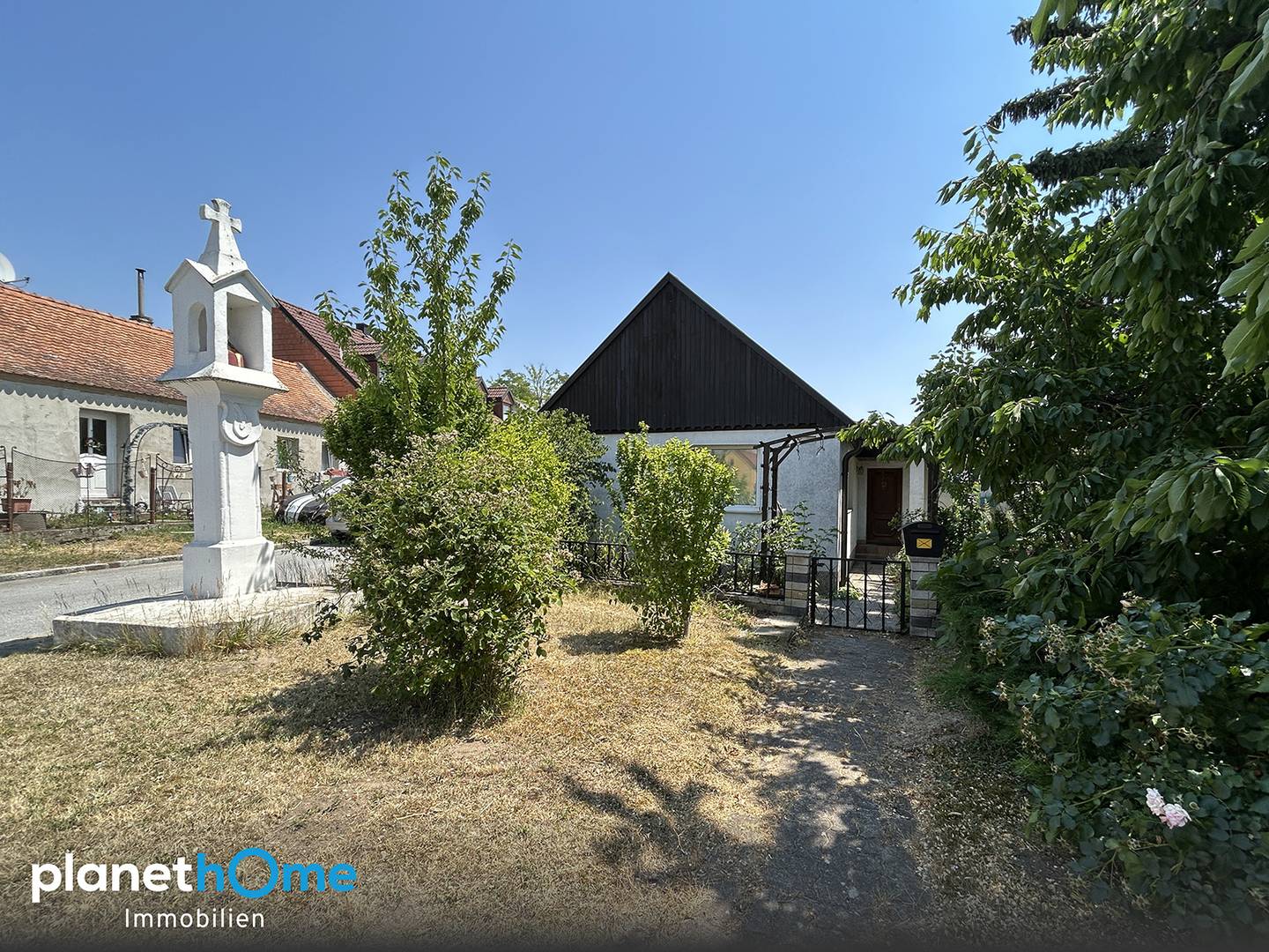 Bungalow mit Nebengebäude – Weinkeller und ca. 1.142 m² Acker