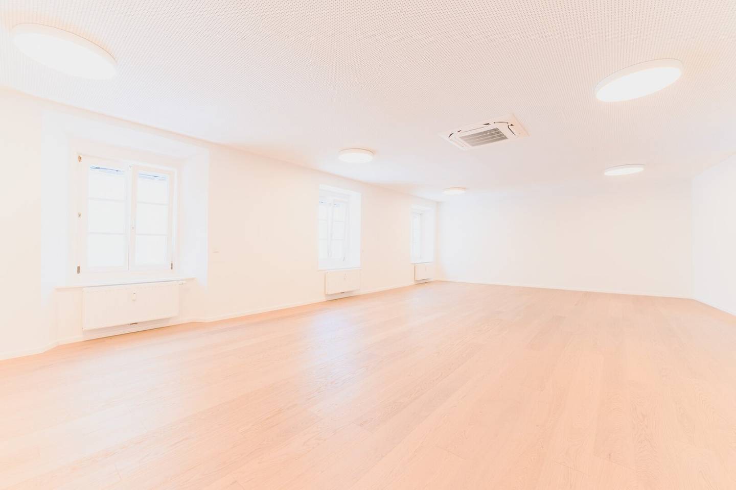 Best location in Gleisdorf: Modern office or practice with parking space; ready for occupancy! Tenants pay no commission!