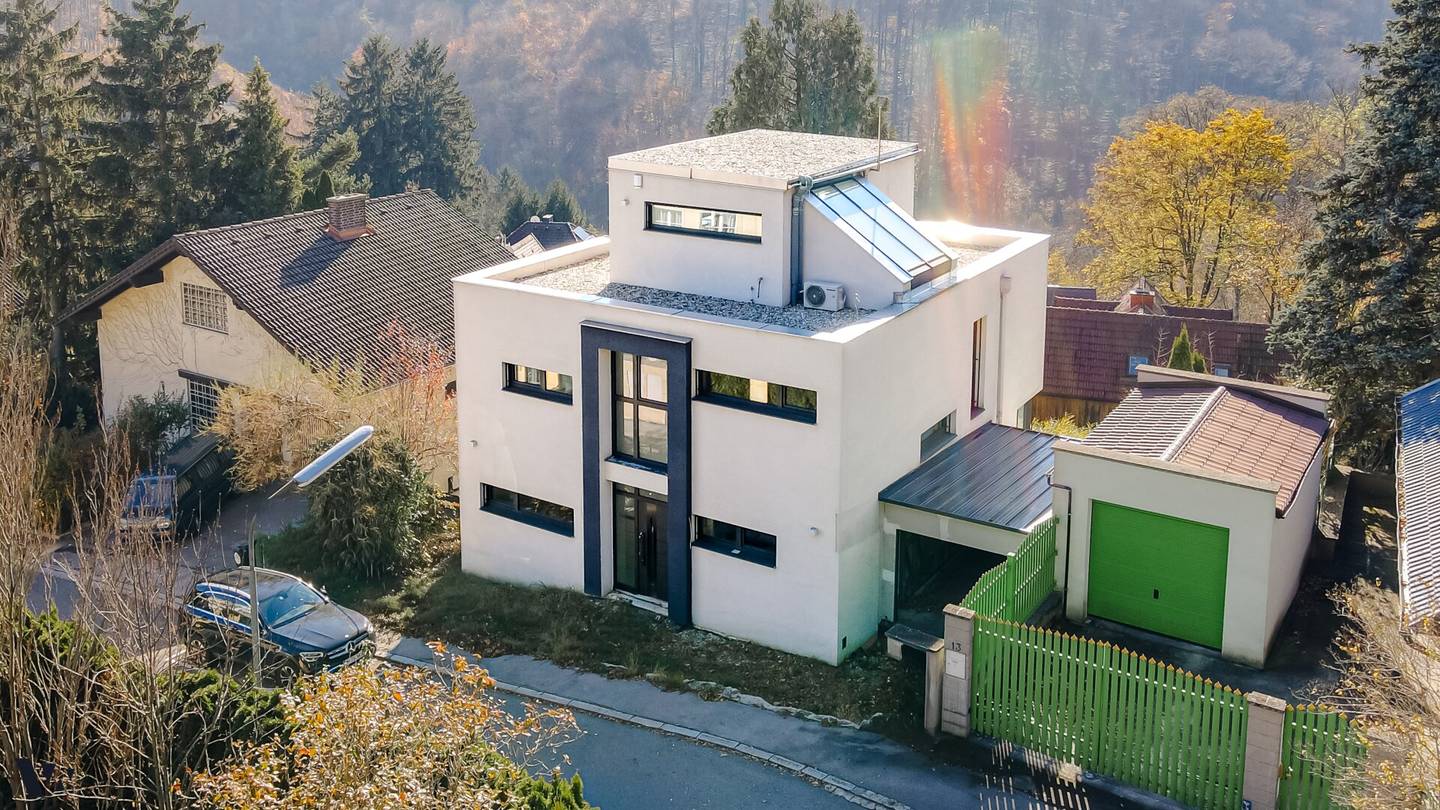 Exclusive villa at the edge of the Wienerwald | Panoramic view &amp; south facing slope
