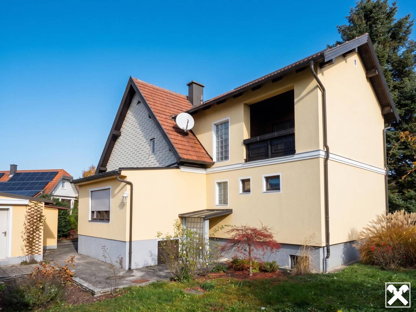 Mehrfamilienhaus mit zwei Wohnungen und großem Garten in Grafenbach
