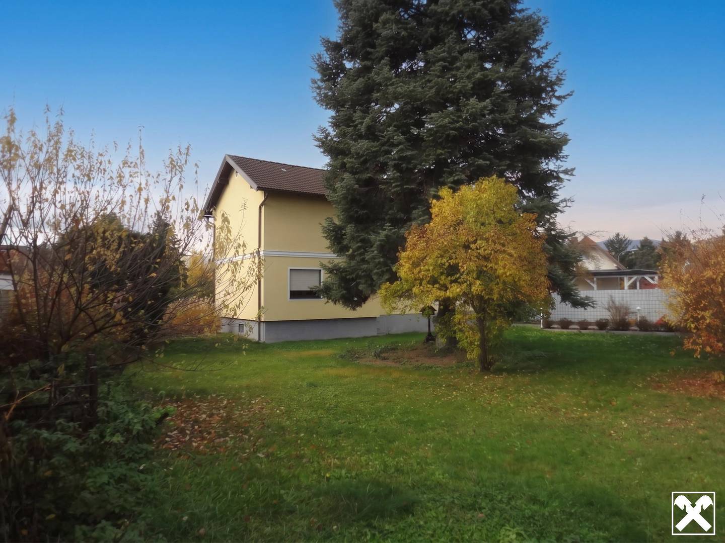 Mehrfamilienhaus mit zwei Wohnungen und großem Garten in Grafenbach
