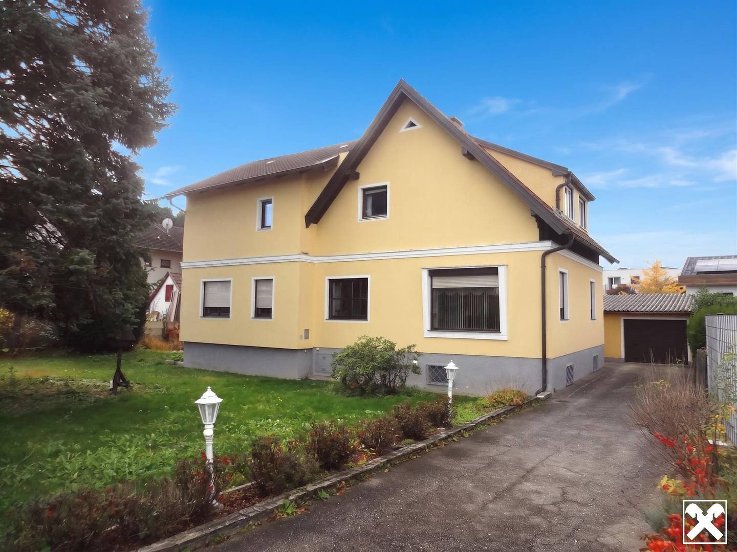 Mehrfamilienhaus mit zwei Wohnungen und großem Garten in Grafenbach