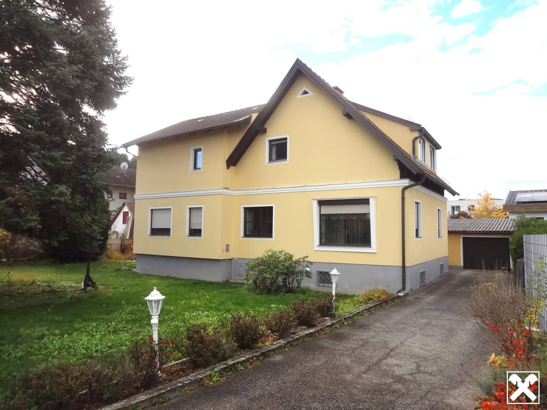 Mehrfamilienhaus mit zwei Wohnungen und großem Garten in Grafenbach