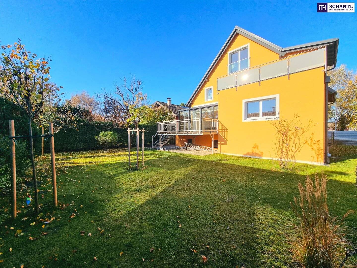 Apartment with large garden and conservatory