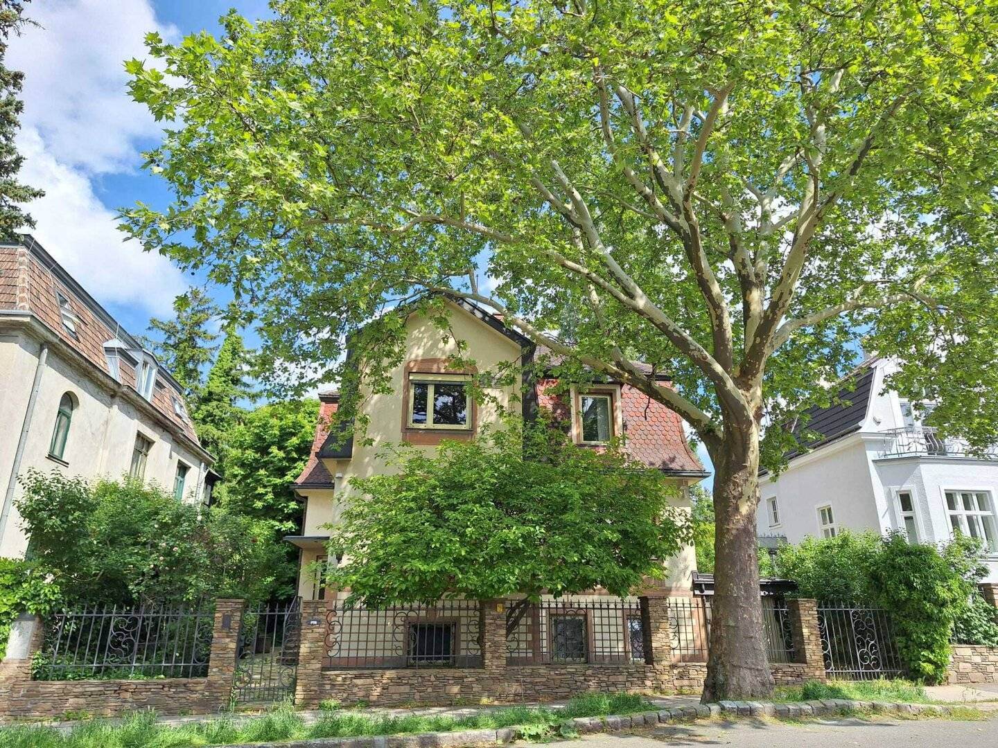 360° TOUR / Single family villa with large garden and garage in the best green location of Hietzing