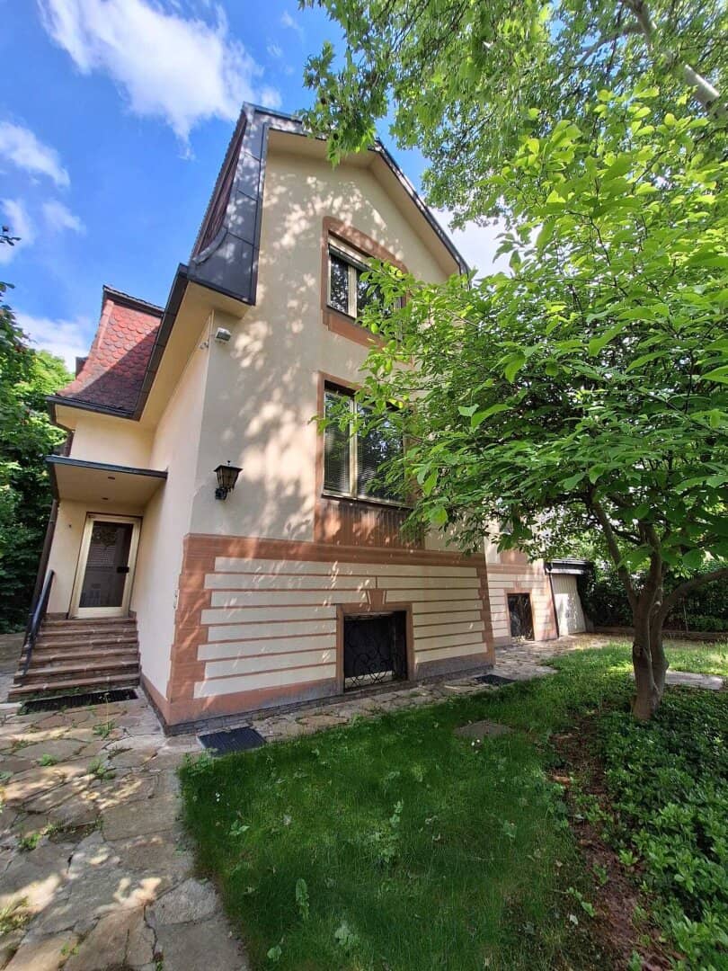 360° TOUR / Single family villa with large garden and garage in the best green location of Hietzing
