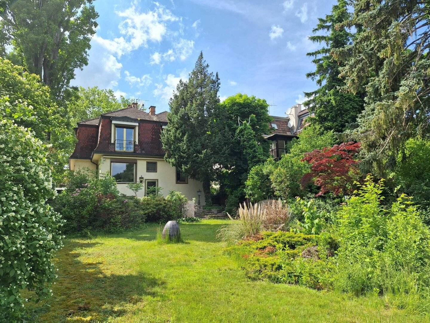 360° TOUR / Single family villa with large garden and garage in the best green location of Hietzing