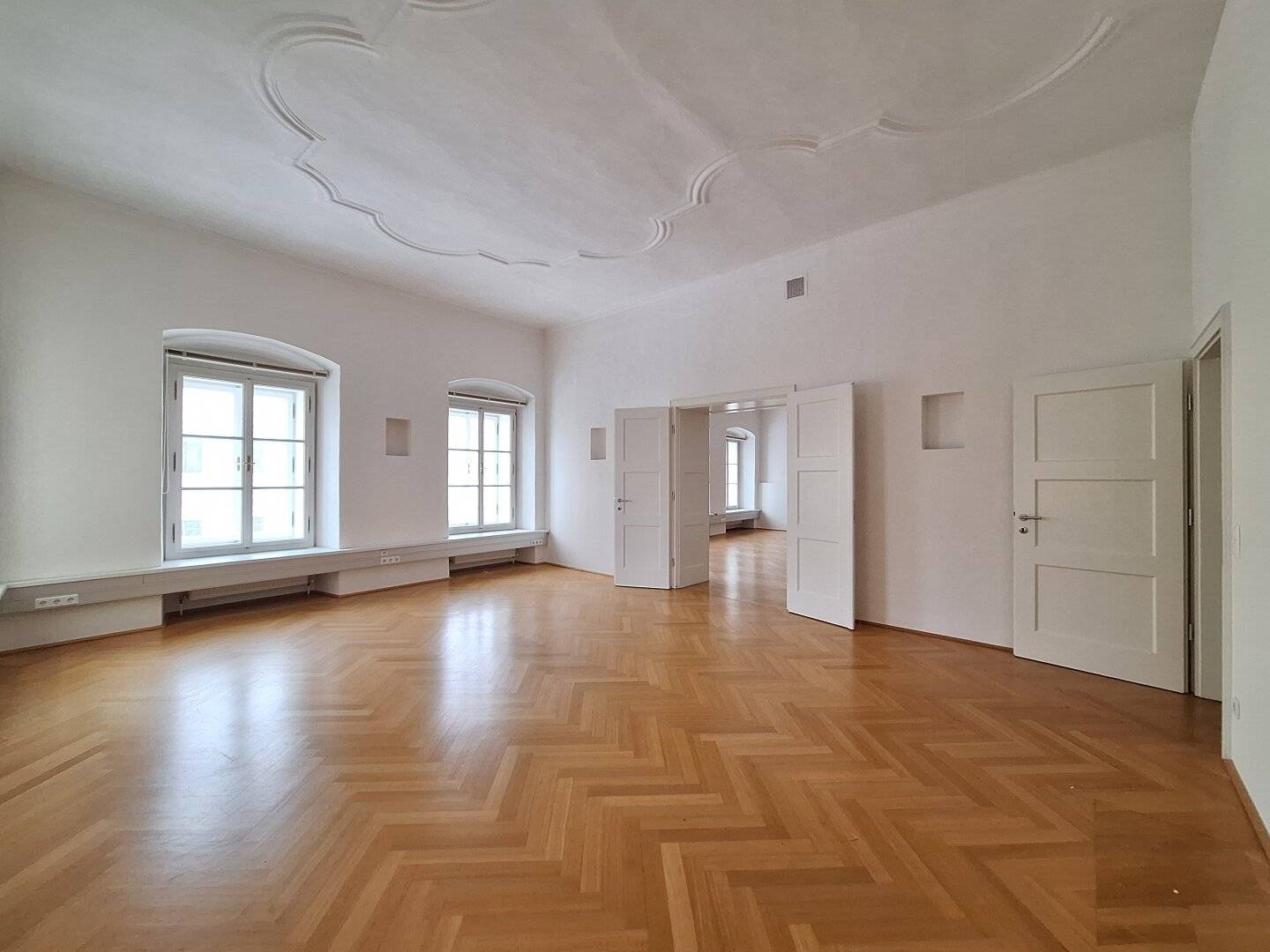 360° TOUR / Multipurpose usable 5 room historic style old building office (Elevator) in a Baroque building