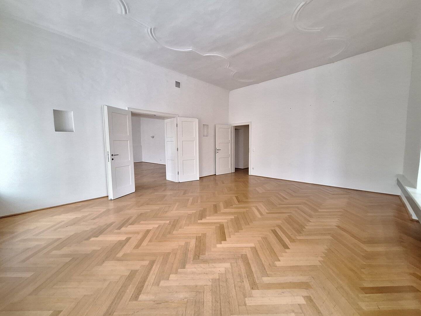 360° TOUR / Multipurpose usable 5 room historic style old building office (Elevator) in a Baroque building