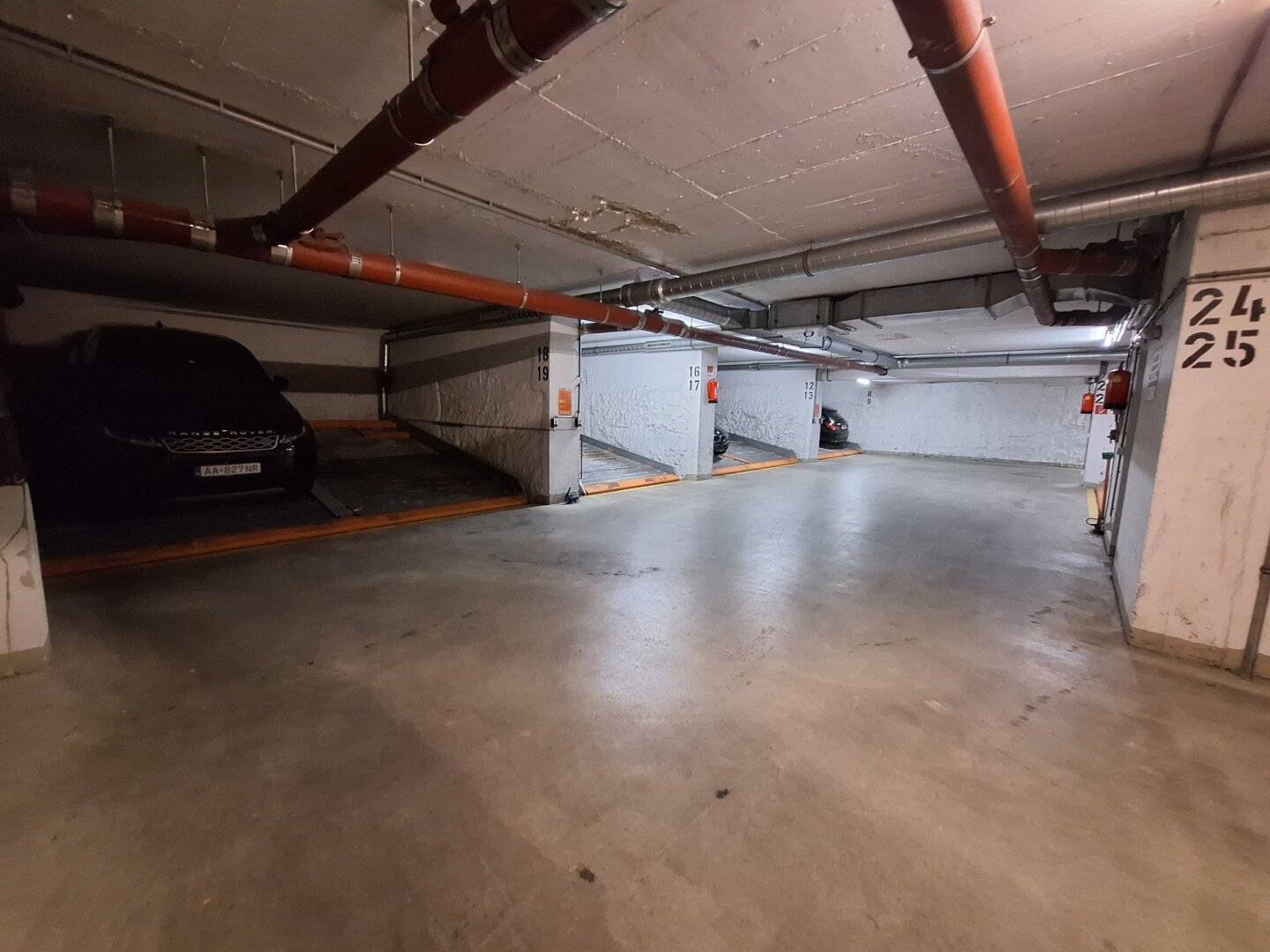 Underground parking space (duplex stacking parking) in a quiet, central location in the 5th district