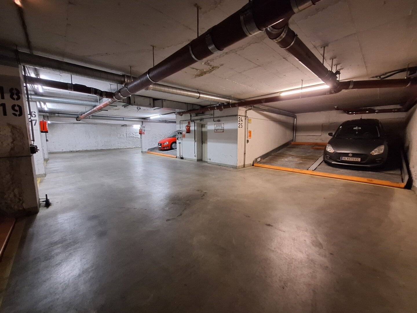 Underground parking space (duplex stacking parking) in a quiet, central location in the 5th district