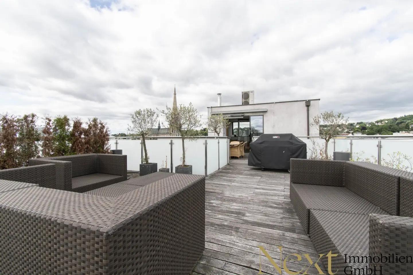 Penthouse with secluded rooftop terrace and lift
