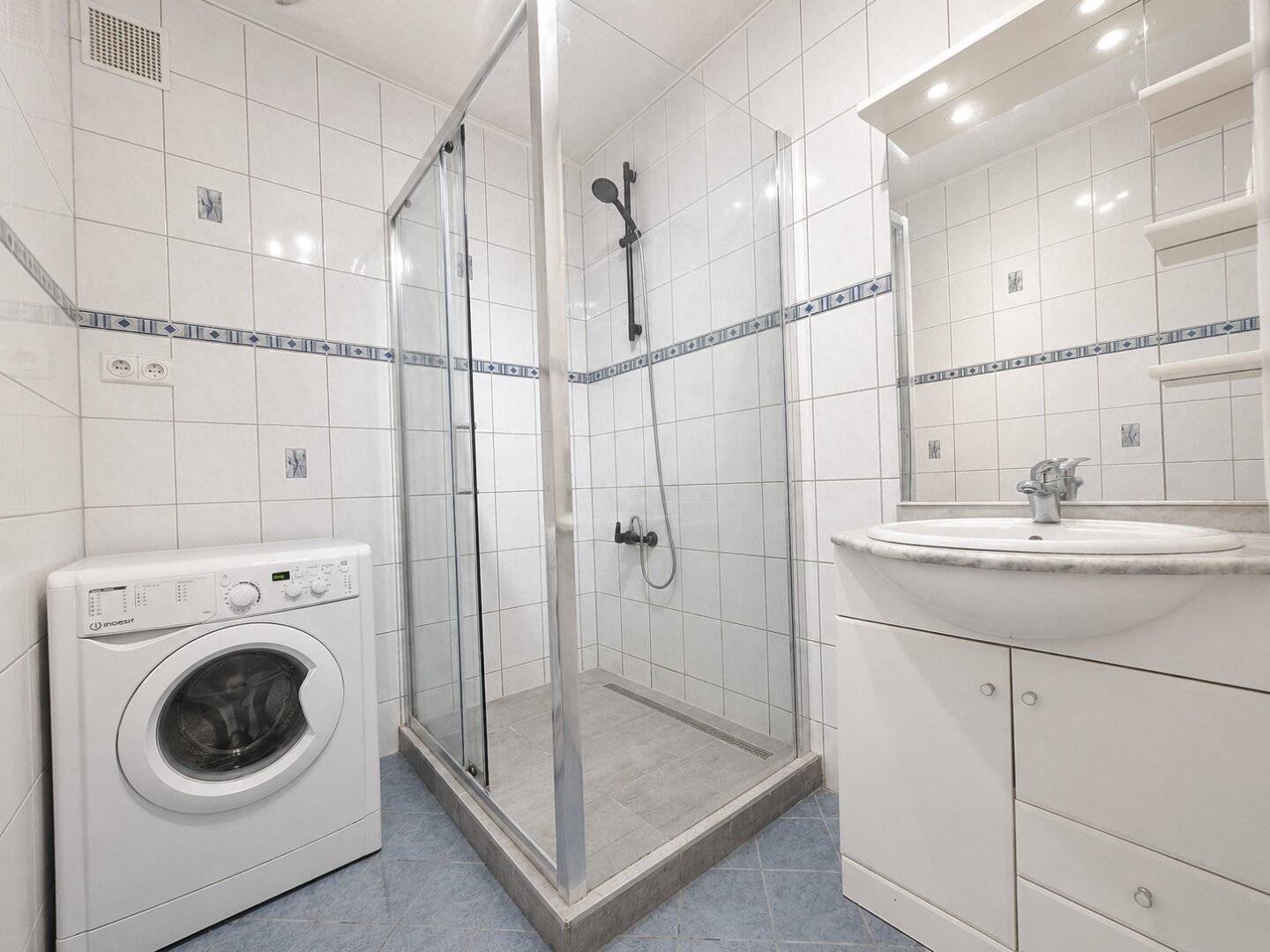 Wohnung hell mit Einbauküche Lift